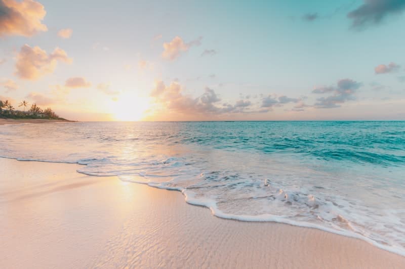 un atardecer dorado sobre el mar